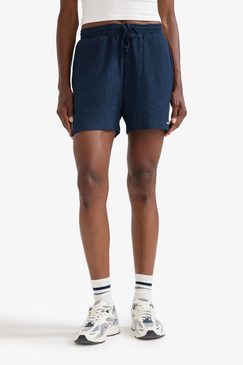 Kadın Lacivert NBA Brooklyn Nets Standart Fıt Kısa Paça Krinkıl Kumaş Şort