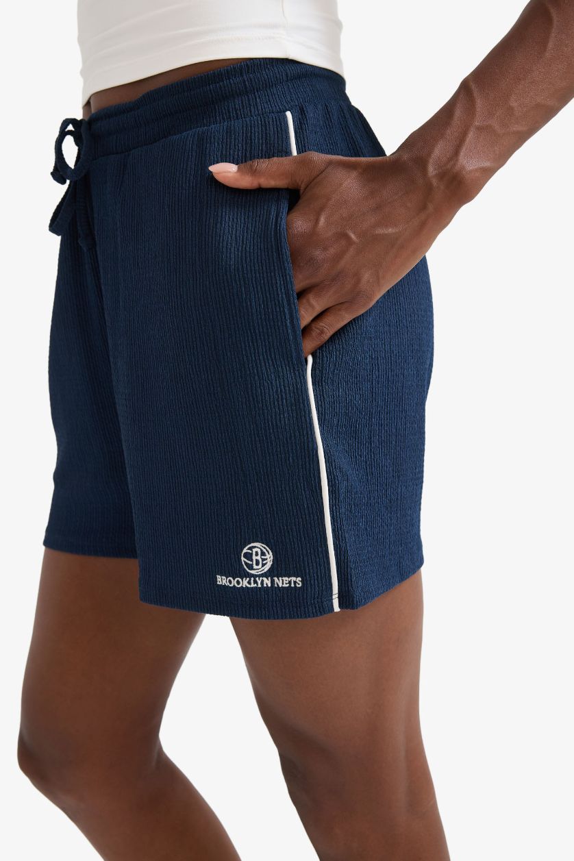 Kadın Lacivert NBA Brooklyn Nets Standart Fıt Kısa Paça Krinkıl Kumaş Şort