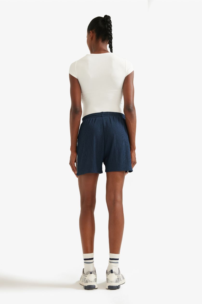 Kadın Lacivert NBA Brooklyn Nets Standart Fıt Kısa Paça Krinkıl Kumaş Şort