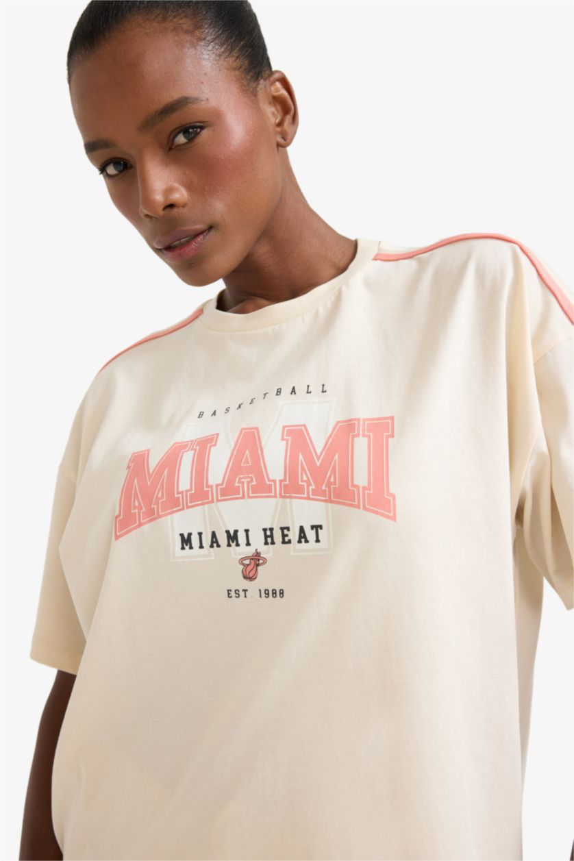 Женщины Песочный DeFactoFit NBA Miami Heat Oversize футболка с круглым вырезом и коротким рукавом