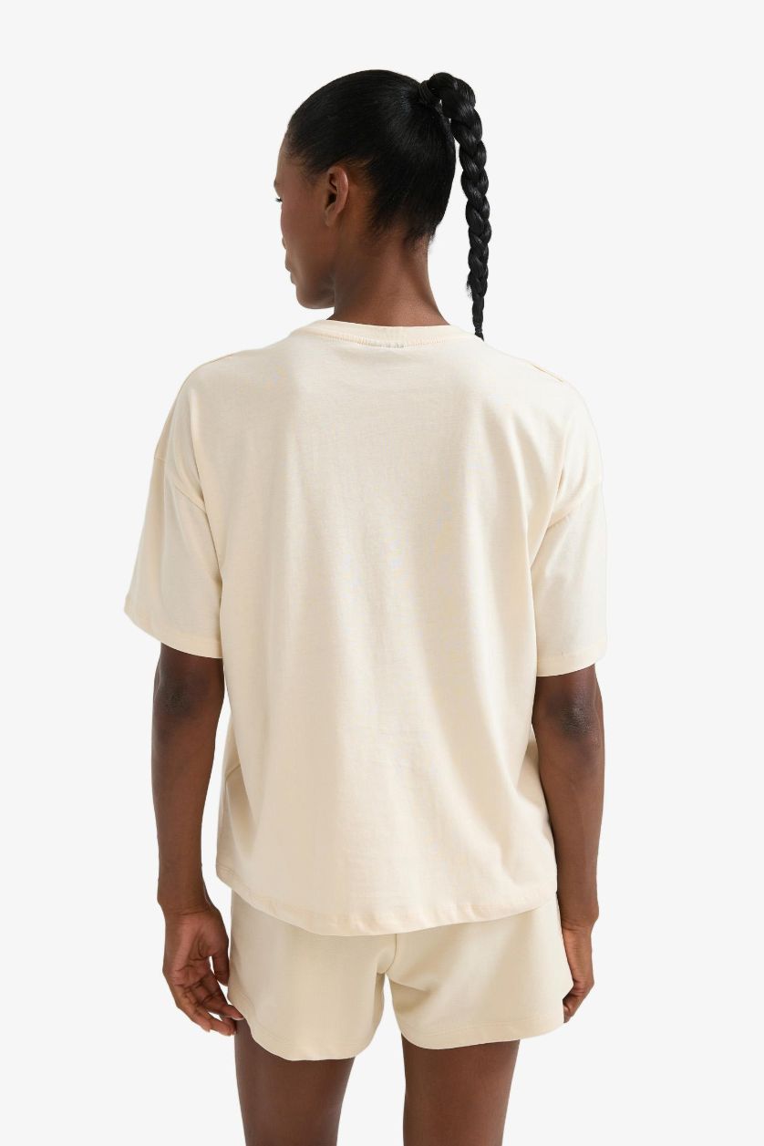 حريمي اللون الرملي تيشيرت اوفر سايز نص كم من DeFactoFit