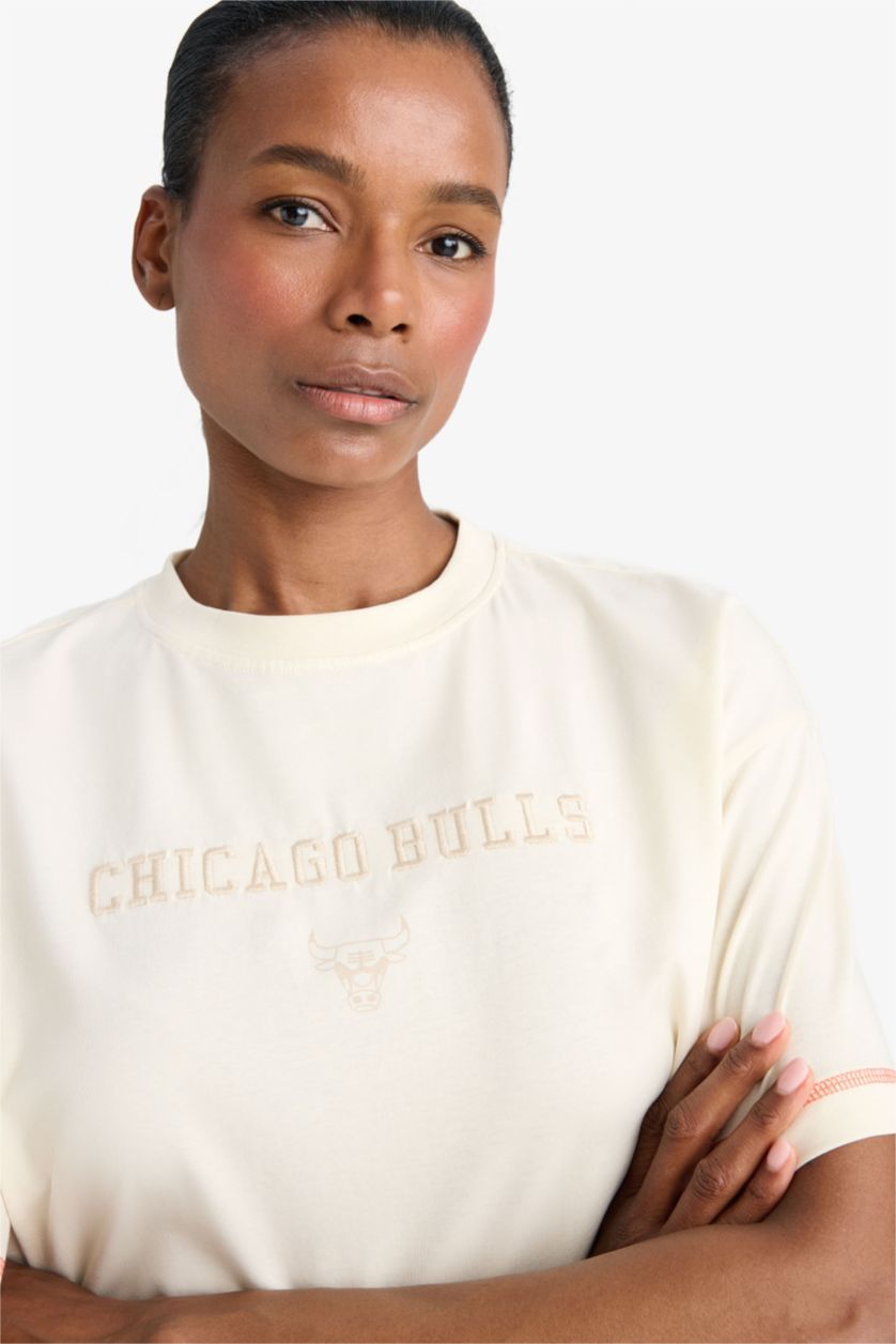 WOMAN Sand تيشيرت رياضي نص كم بفتحة رقبة قصيرة من DeFactoFit NBA Chicago Bulls