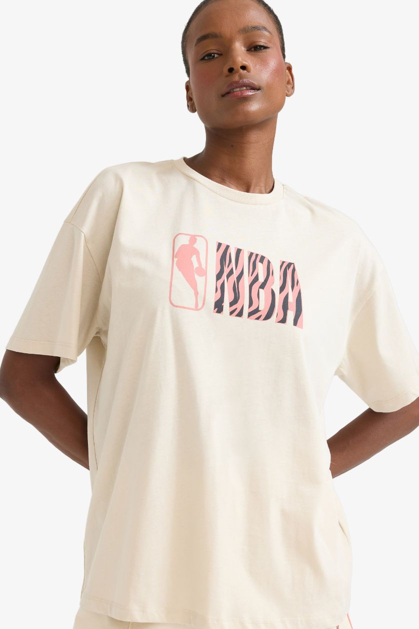 حريمي اللون الرملي تيشيرت اوفر سايز نص كم برقبة مستديرة من DeFactoFit NBA Wordmark