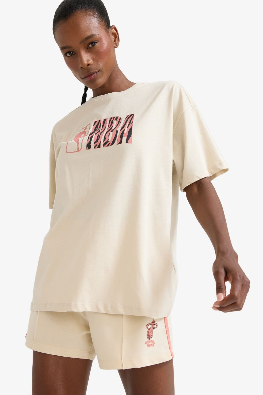 حريمي اللون الرملي تيشيرت اوفر سايز نص كم برقبة مستديرة من DeFactoFit NBA Wordmark