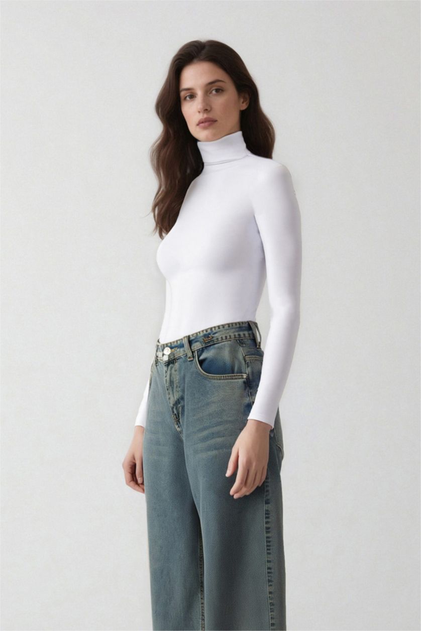 حريمي أبيض بودي سوت أبيض  من Fall in Love