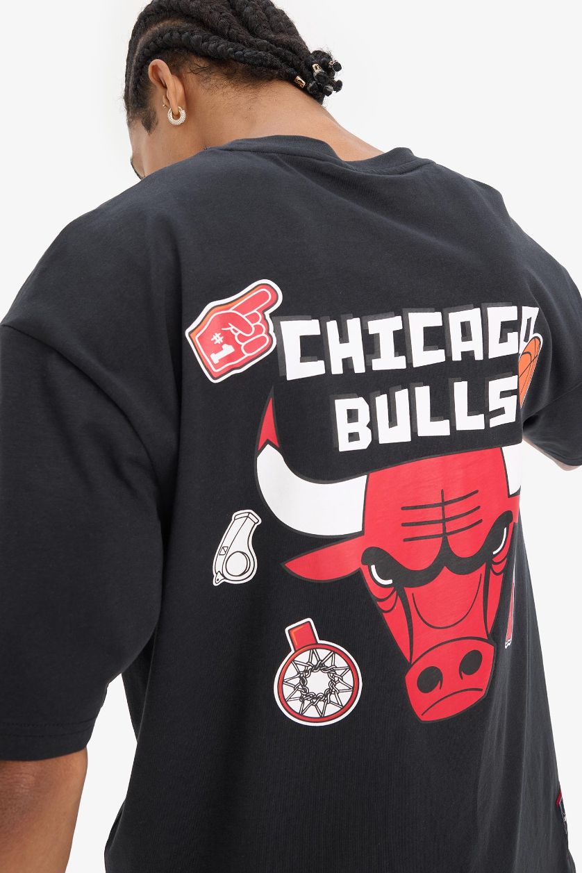 رجالي أسود تيشيرت نص كم اوفر سايز برقبة مستديرة من شيكاغو بولز