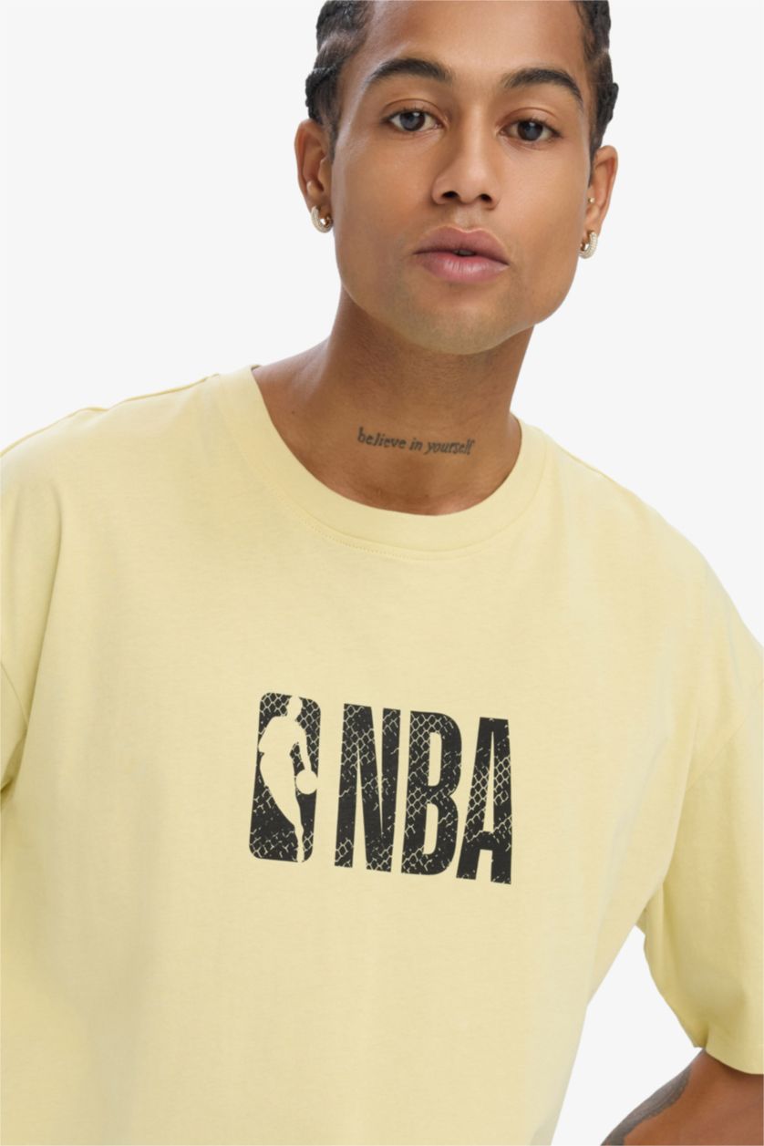 Erkek Açık Yeşil NBA Wordmark Oversize Geniş Kalıp Bisiklet Yaka Kısa Kollu Tişört