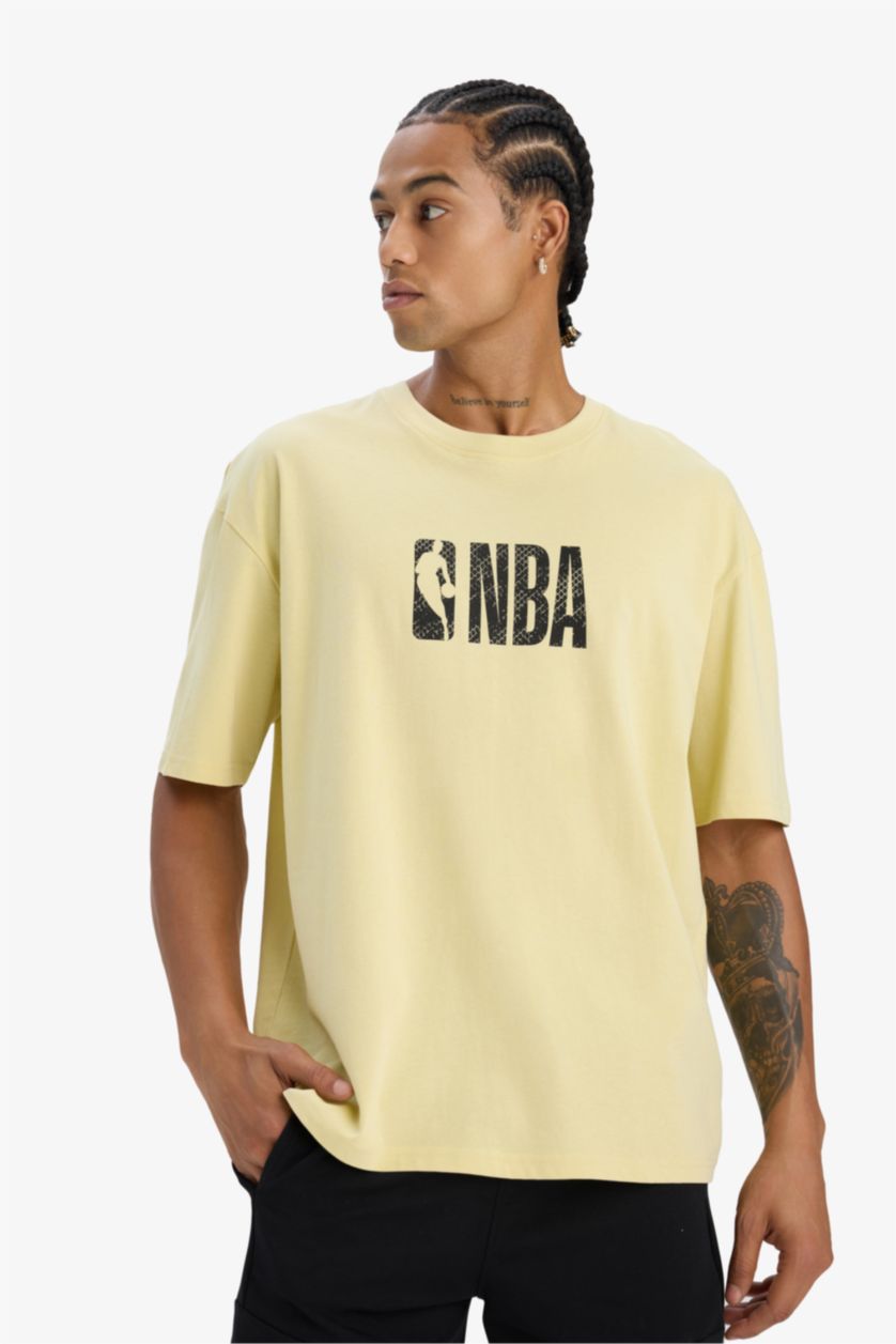 Erkek Açık Yeşil NBA Wordmark Oversize Geniş Kalıp Bisiklet Yaka Kısa Kollu Tişört