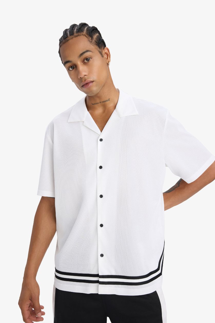 Ерлер ақ поло жаға басып шығарылған Футболка