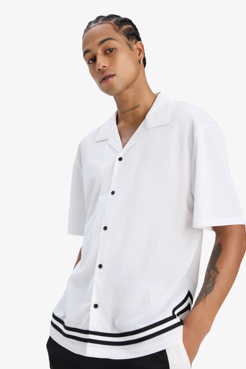 Ерлер ақ поло жаға басып шығарылған Футболка