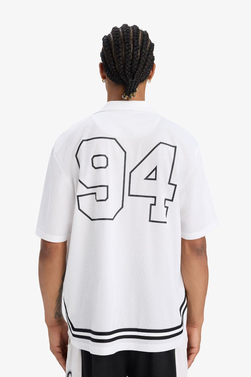 Ерлер ақ поло жаға басып шығарылған Футболка