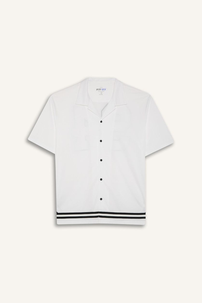 Ерлер ақ поло жаға басып шығарылған Футболка