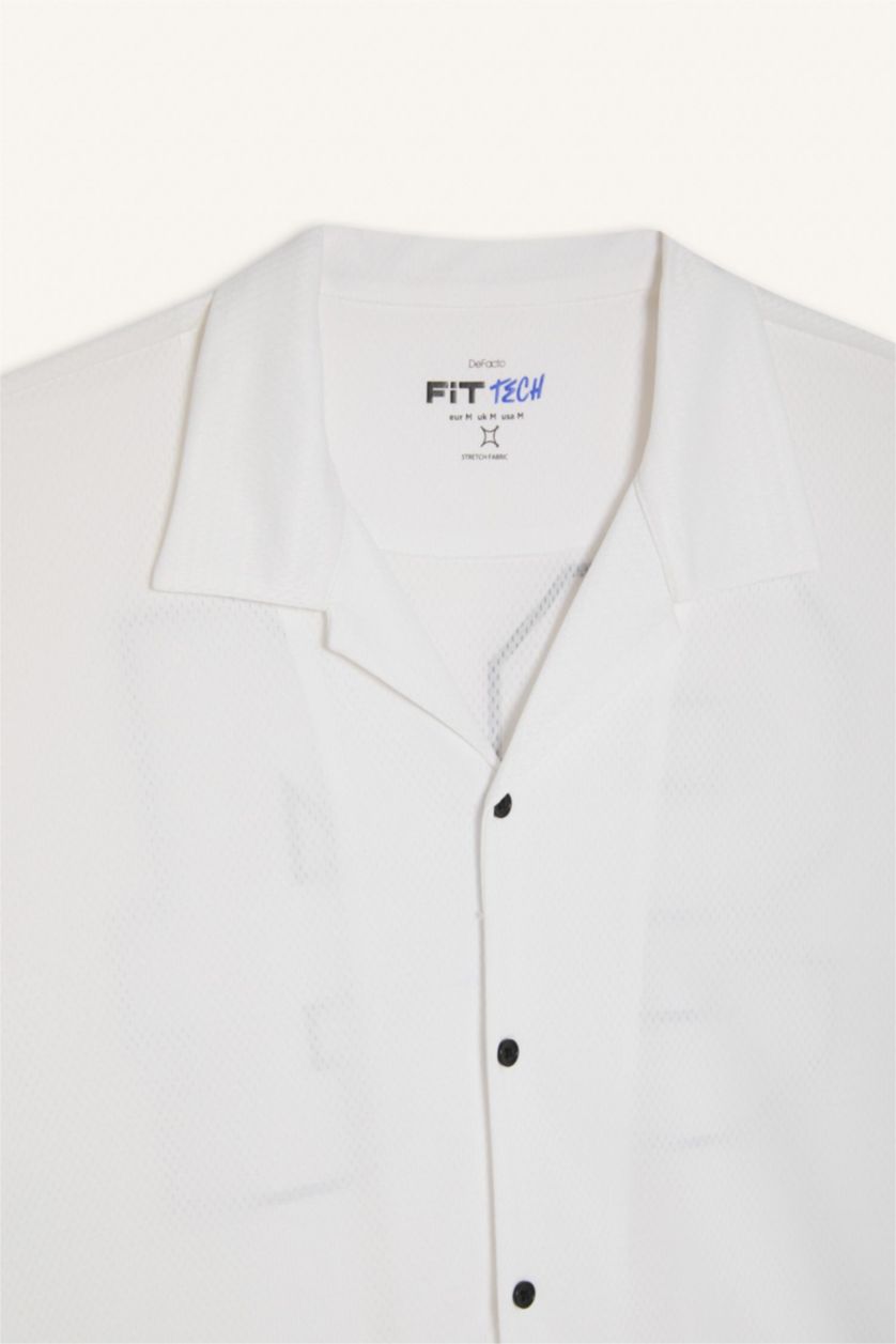 Ерлер ақ поло жаға басып шығарылған Футболка