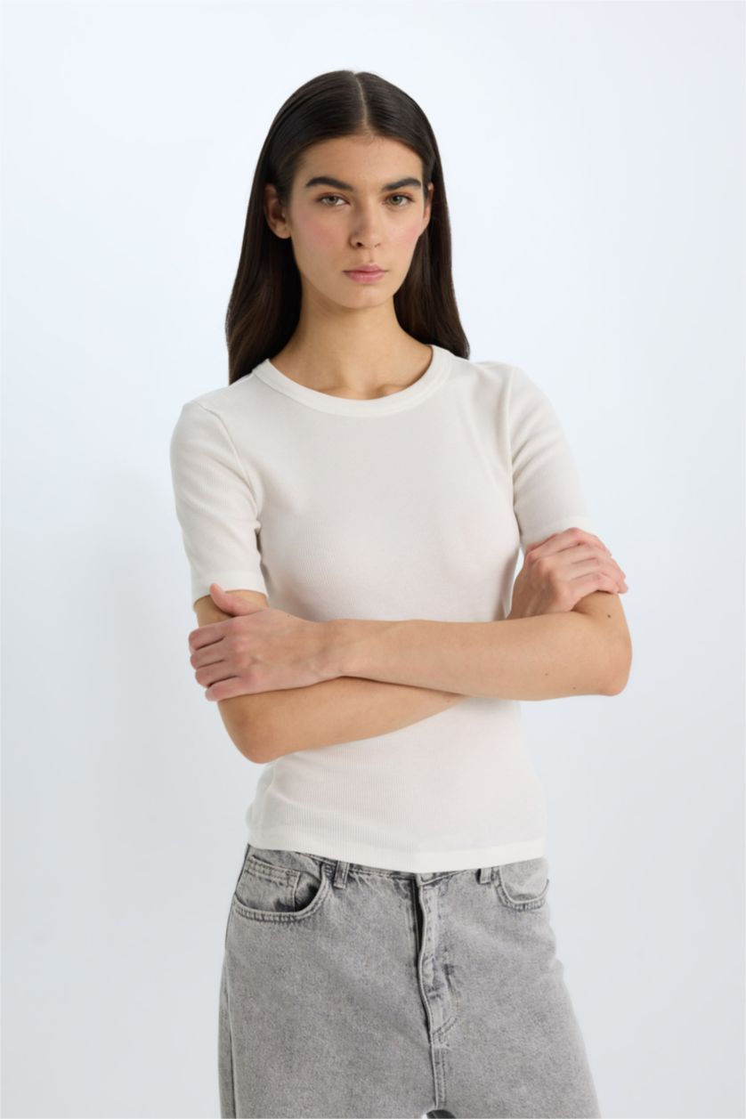 نساء بيج فاتح تيشيرت نص كم مضلع سليم فيت برقبة مستديرة