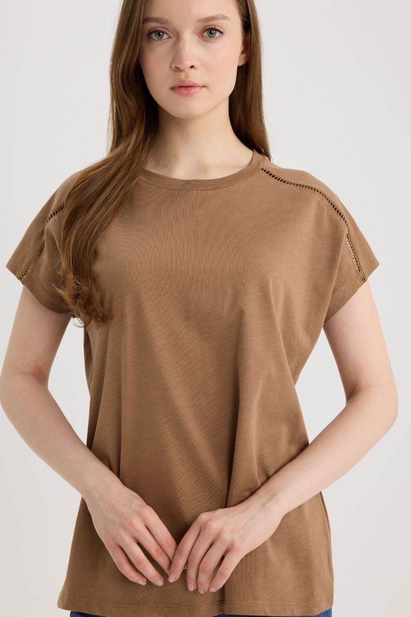 نساء بني فاتح تيشيرت قطن برقبة مستديرة