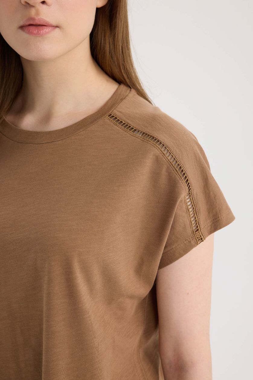 نساء بني فاتح تيشيرت قطن برقبة مستديرة