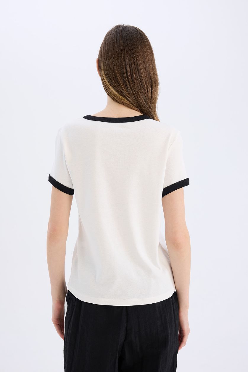 نساء اوف وايت تيشيرت نص كم مطبوع سليم فيت برقبة مستديرة