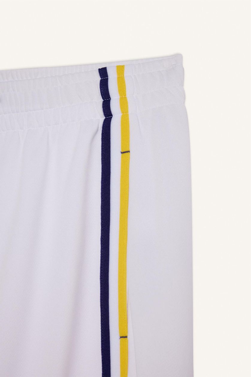 Man White Standard Fit Printed Elastic Band Shorts