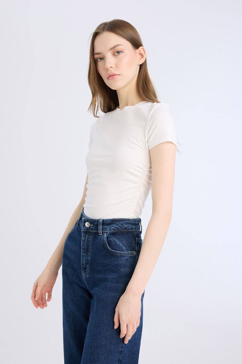 Kadın Kırık Beyaz Fitted Bisiklet Yaka Basic Düz Modal Kısa Kollu Beyaz Tişört