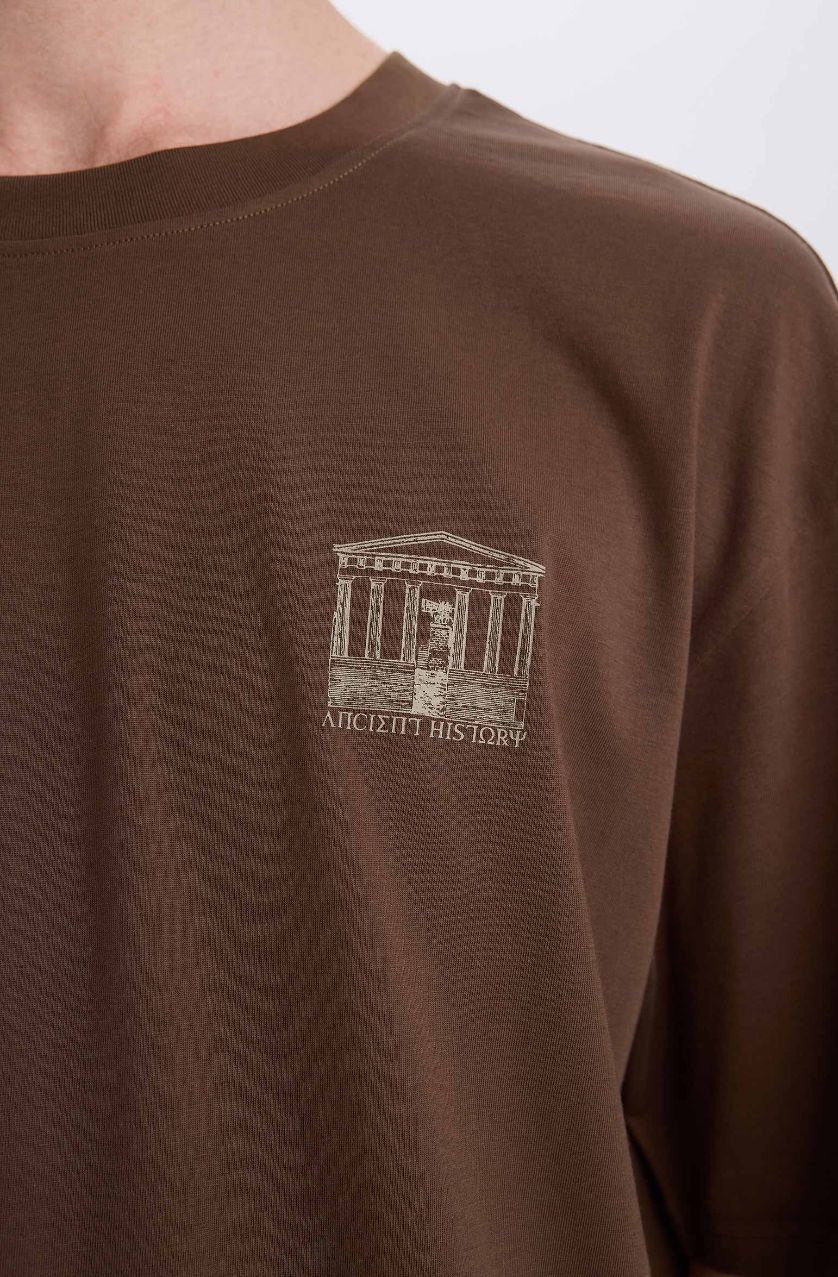 Erkek Kahve %100 Pamuk Boxy Fit Bisiklet Yaka Sırt Baskılı Kısa Kollu Tişört