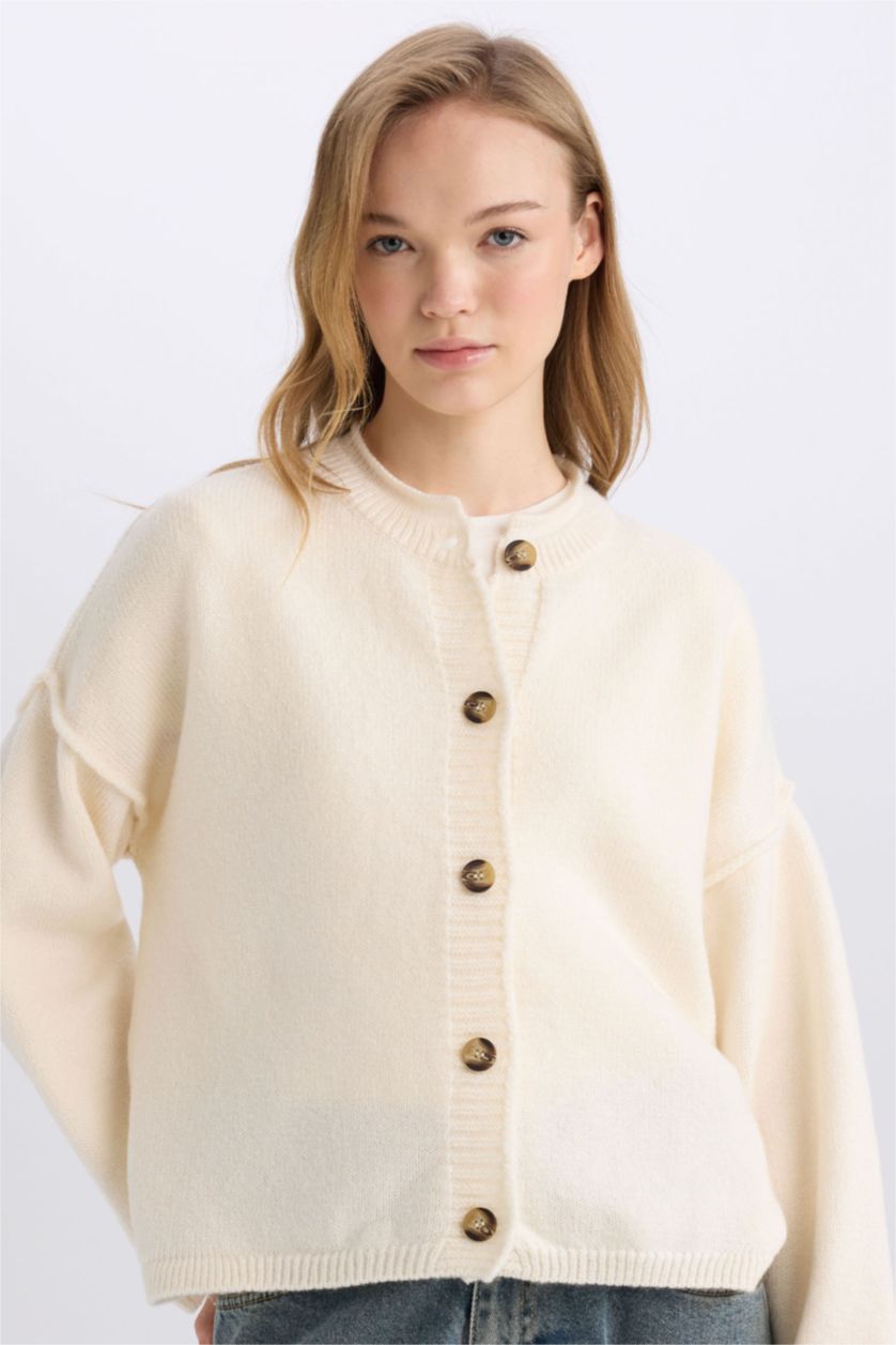 Kadın Ekru Regular Fit Bisiklet Yaka Düğmeli Triko Hırka