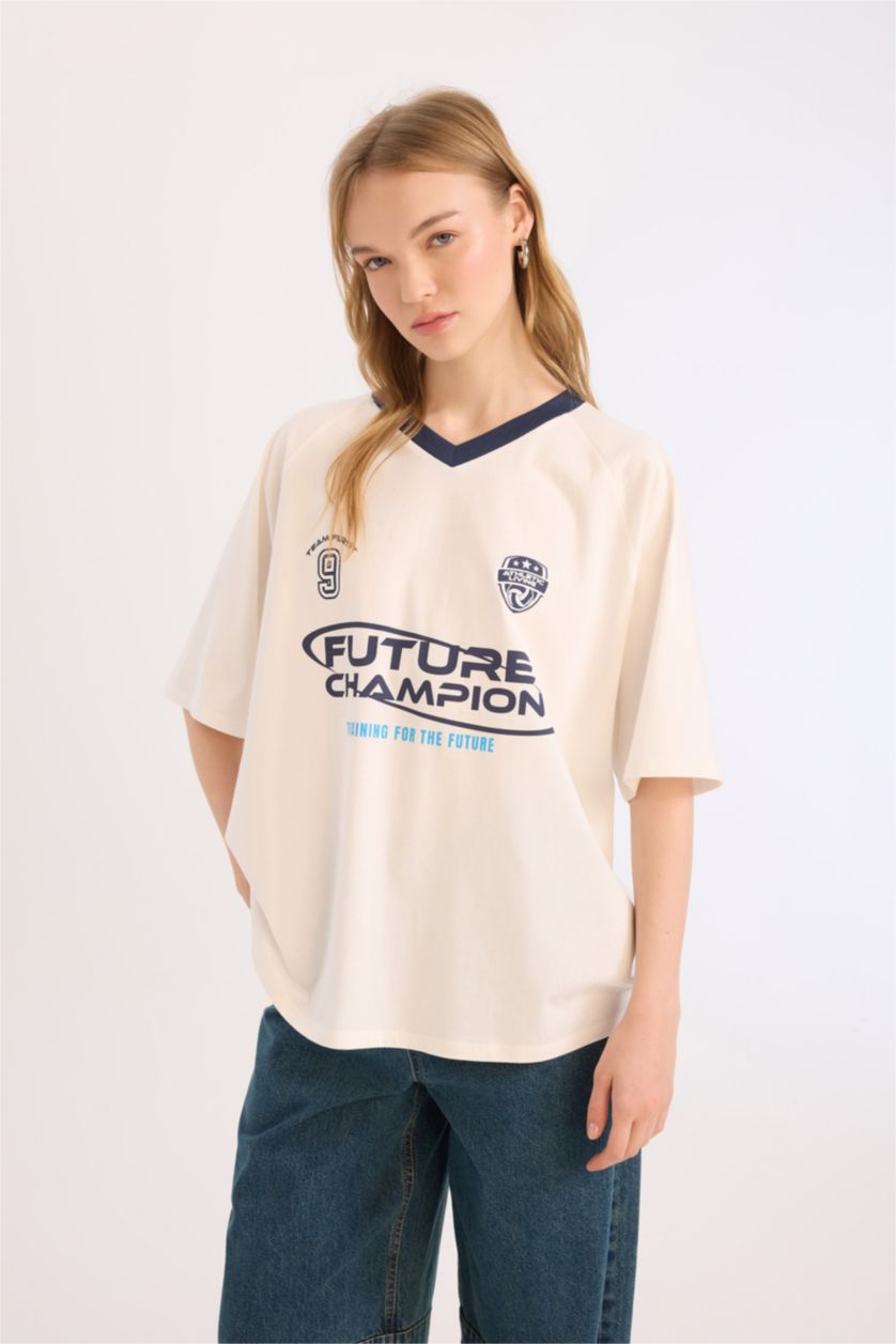 Kadın Kırık Beyaz Oversize Geniş Kalıp V Yaka Sırt Baskılı Kısa Kollu Tişört