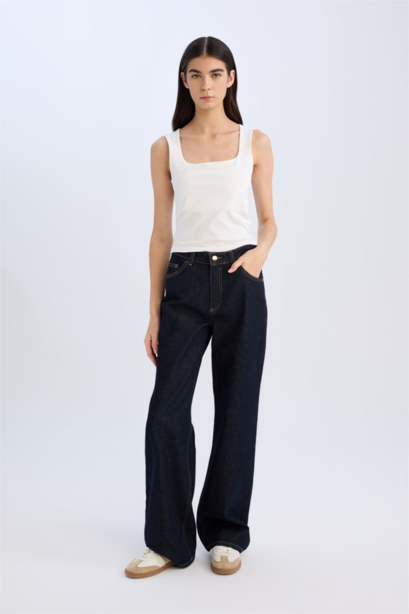 Kadın Kırık Beyaz Slim Fit Dar Kesim Kare Yaka Basic Düz Beyaz Atlet