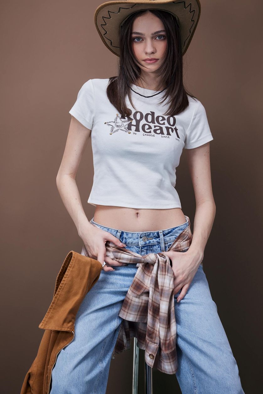 Kadın Kırık Beyaz Fitted Bisiklet Yaka Baskılı Ribana Crop Kısa Kollu Tişört