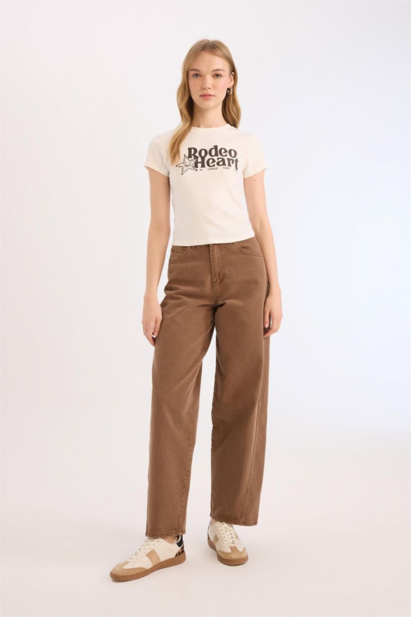 Kadın Kırık Beyaz Fitted Bisiklet Yaka Baskılı Ribana Crop Kısa Kollu Tişört