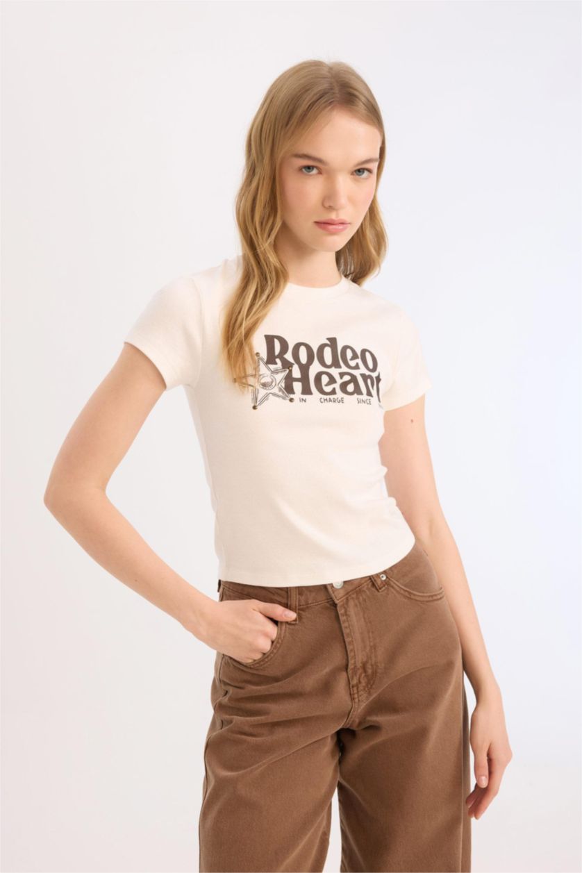 Kadın Kırık Beyaz Fitted Bisiklet Yaka Baskılı Ribana Crop Kısa Kollu Tişört