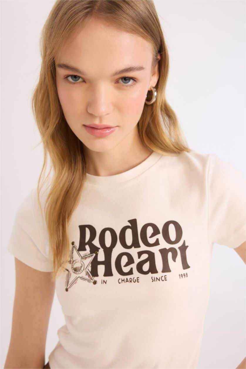 Kadın Kırık Beyaz Fitted Bisiklet Yaka Baskılı Ribana Crop Kısa Kollu Tişört