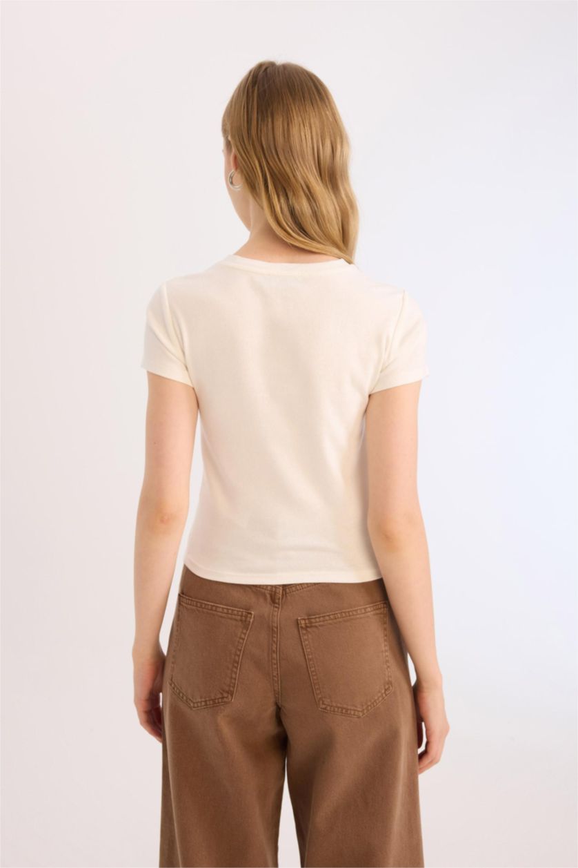 Kadın Kırık Beyaz Fitted Bisiklet Yaka Baskılı Ribana Crop Kısa Kollu Tişört