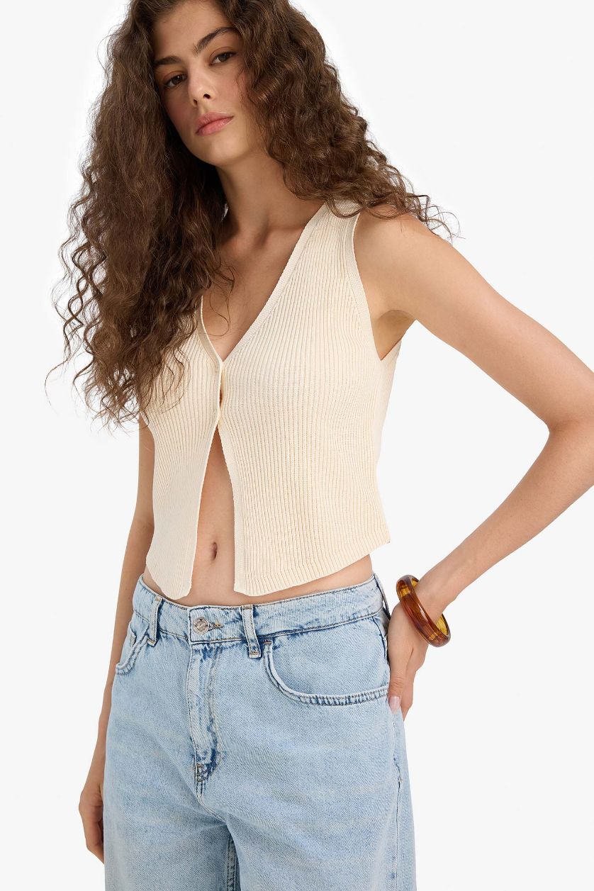 Kadın Ekru Slim Fit Dar Kesim V Yaka Yelek