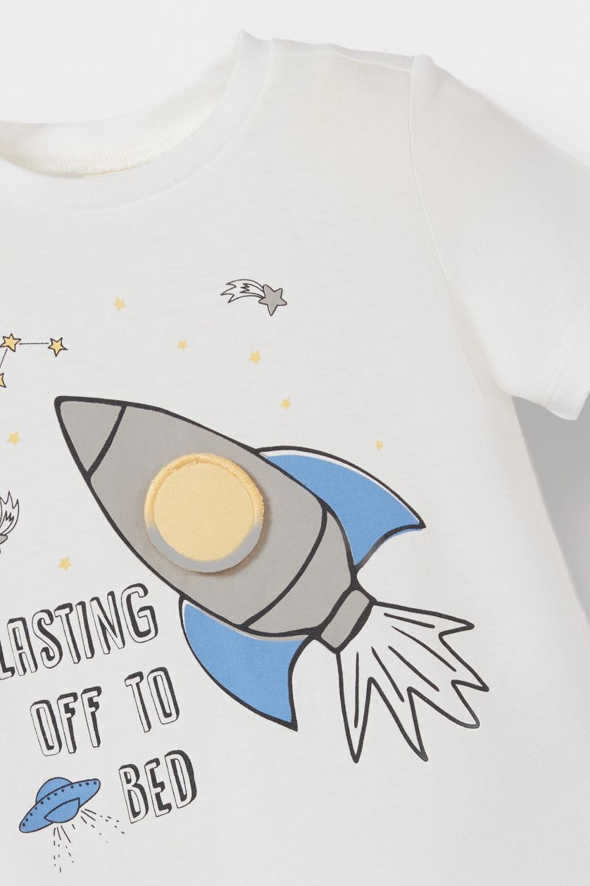 طفل صغير بيج فاتح سيت بجامة بيبي ولادي بطبعة فضاء - قطعتين