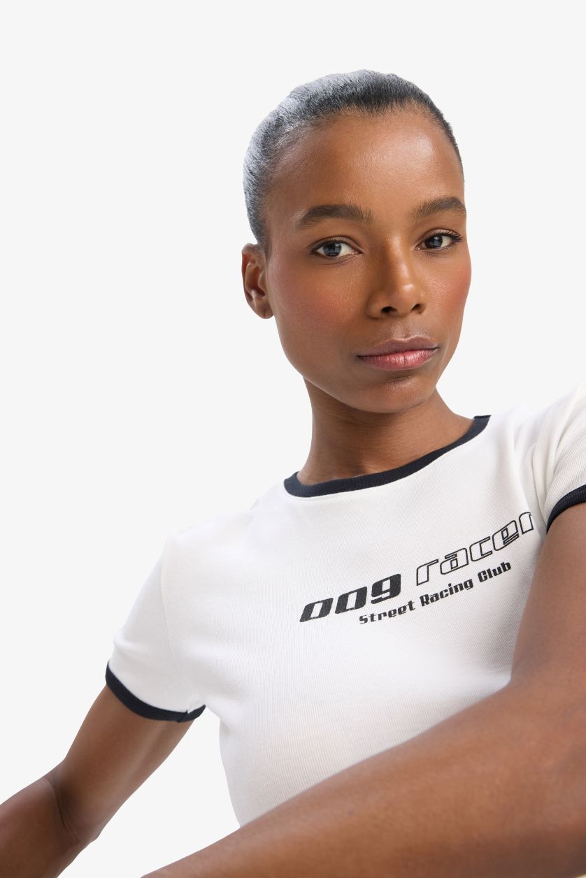 Kadın Ekru Slim Fit Dar Kesim Bisiklet Yaka Baskılı Sporcu Ribana Kısa Kollu Tişört