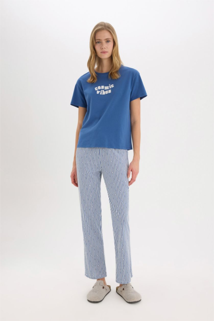 FEMME Indigo Ensemble Pyjama avec Top imprimé à manches courtes et pantalon rayé de Fall in Love
