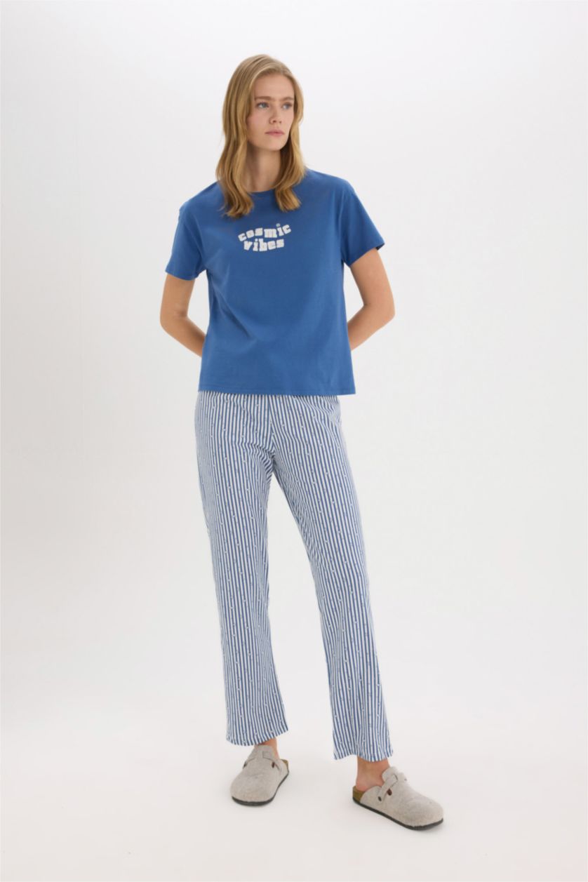 FEMME Indigo Ensemble Pyjama avec Top imprimé à manches courtes et pantalon rayé de Fall in Love