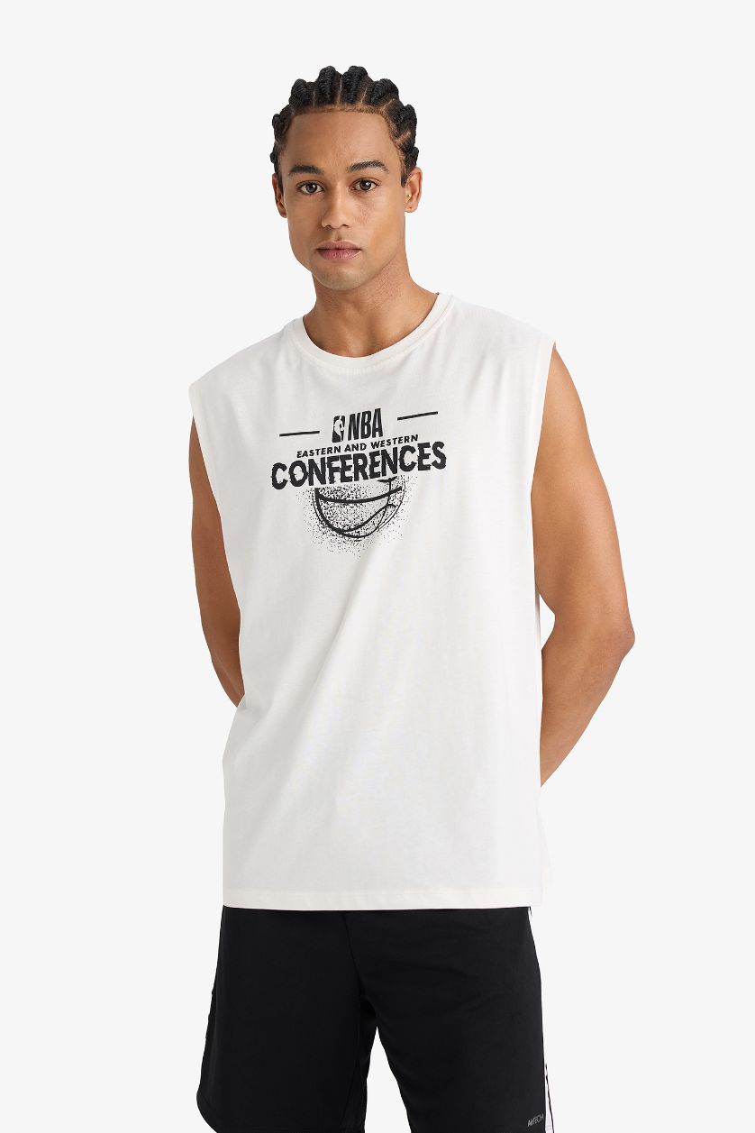 Erkek Ekru NBA Wordmark Boxy Fit Bisiklet Yaka Atlet