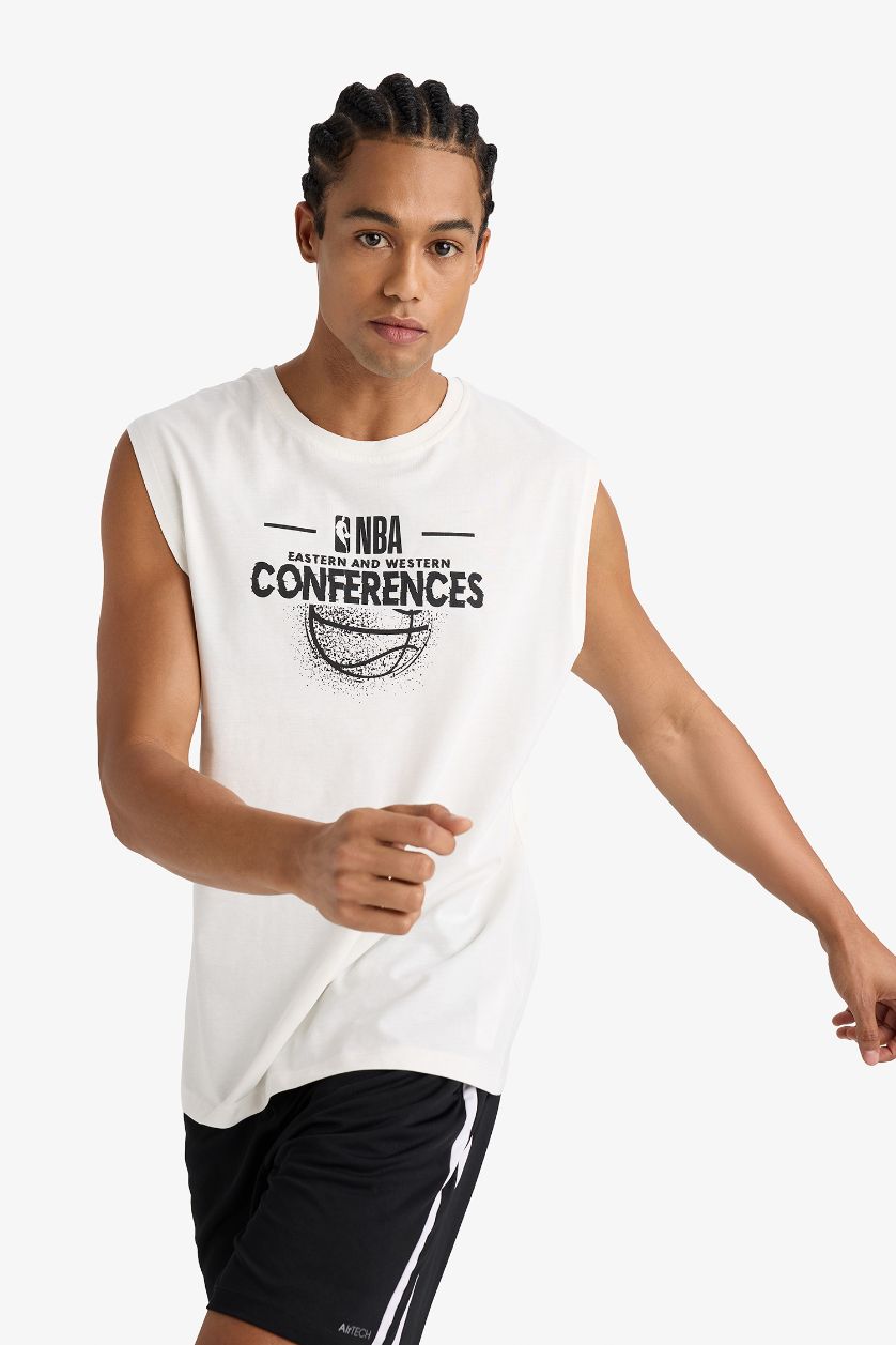 Erkek Ekru NBA Wordmark Boxy Fit Bisiklet Yaka Atlet