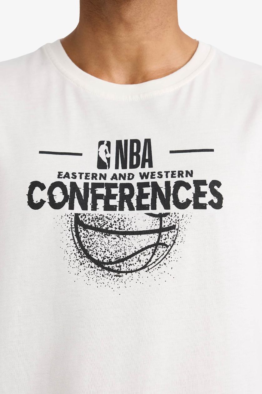 Erkek Ekru NBA Wordmark Boxy Fit Bisiklet Yaka Atlet