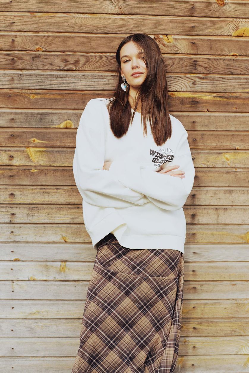 Woman White Oversize Fit Back Printed Thick Fabric Sweatshirt