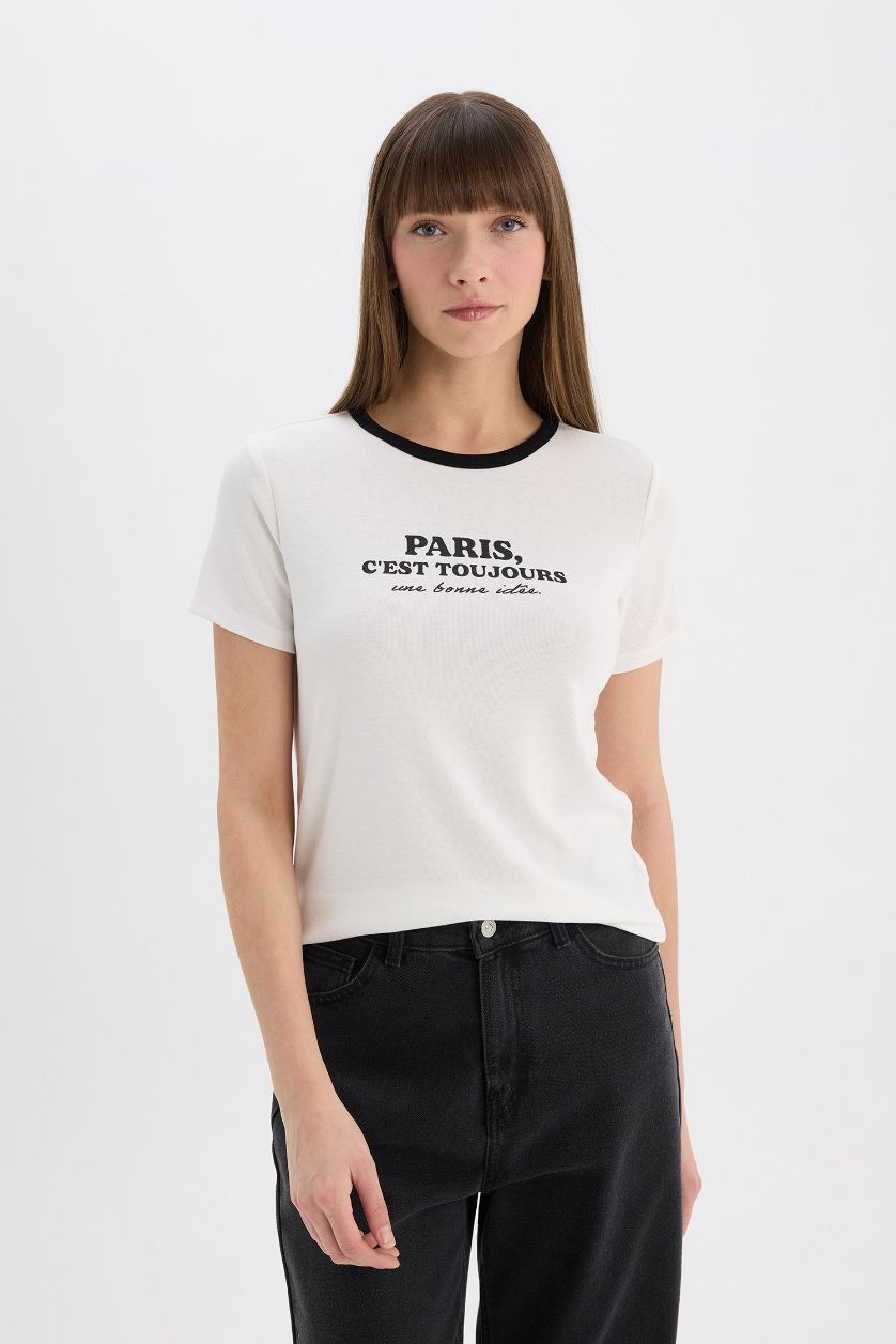 نساء بيج فاتح تيشيرت نص كم مطبوع قصة عادية برقبة مستديرة