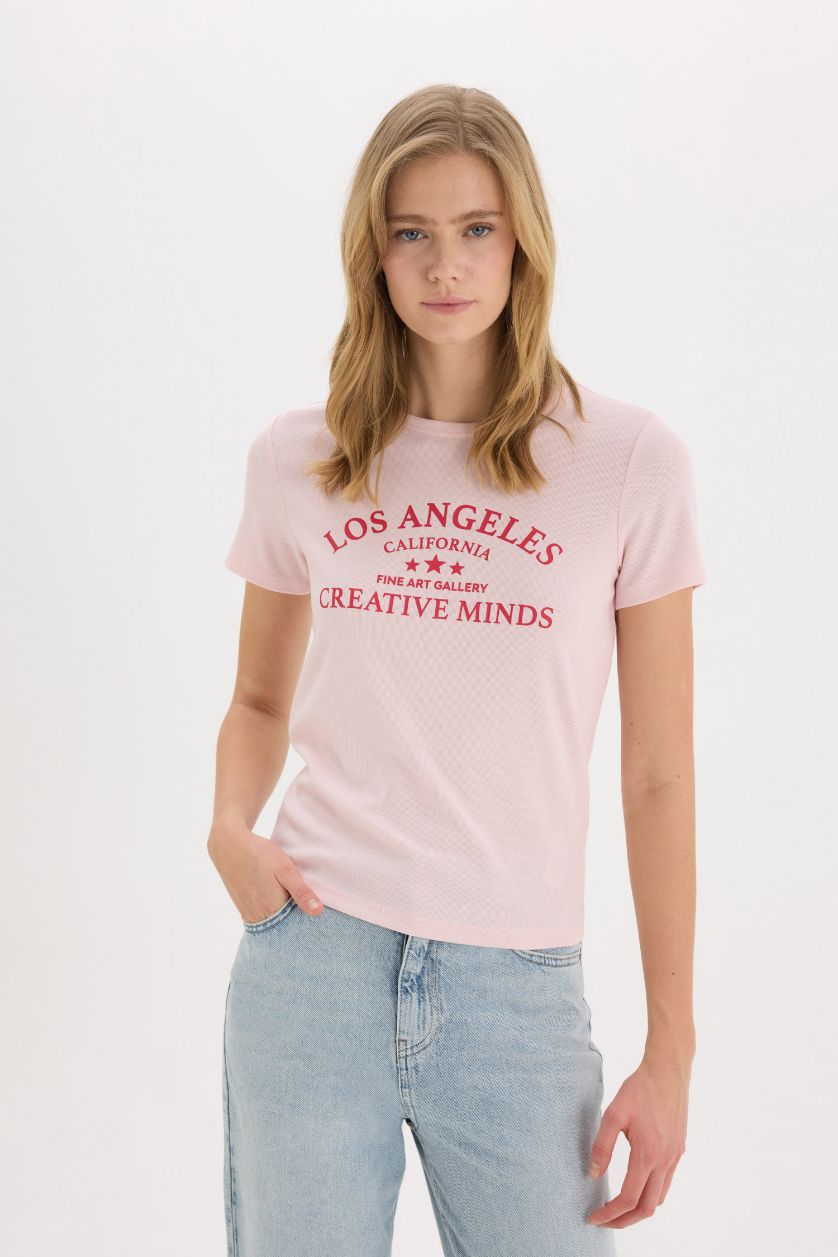 نساء زهري فاتح تيشيرت مضلع مطبوع قصة عادية برقبة مستديرة