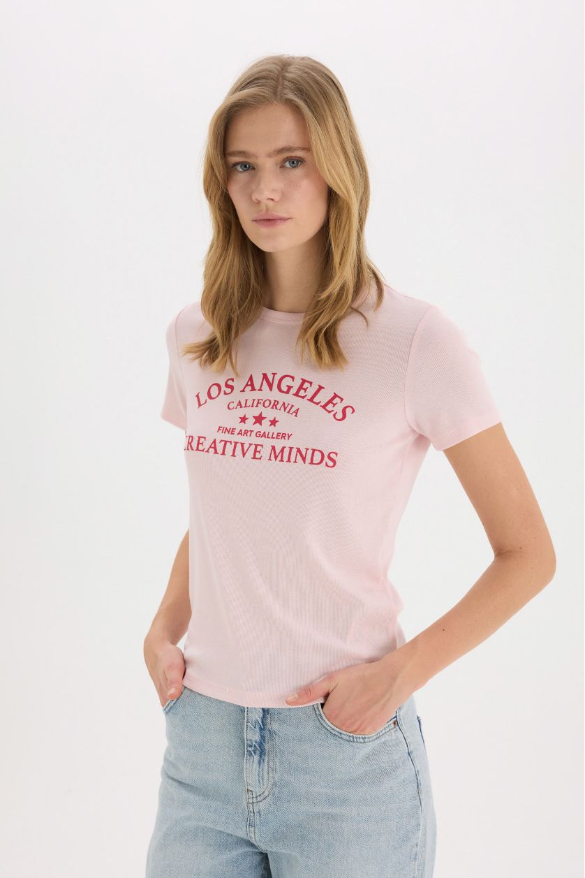 نساء زهري فاتح تيشيرت مضلع مطبوع قصة عادية برقبة مستديرة