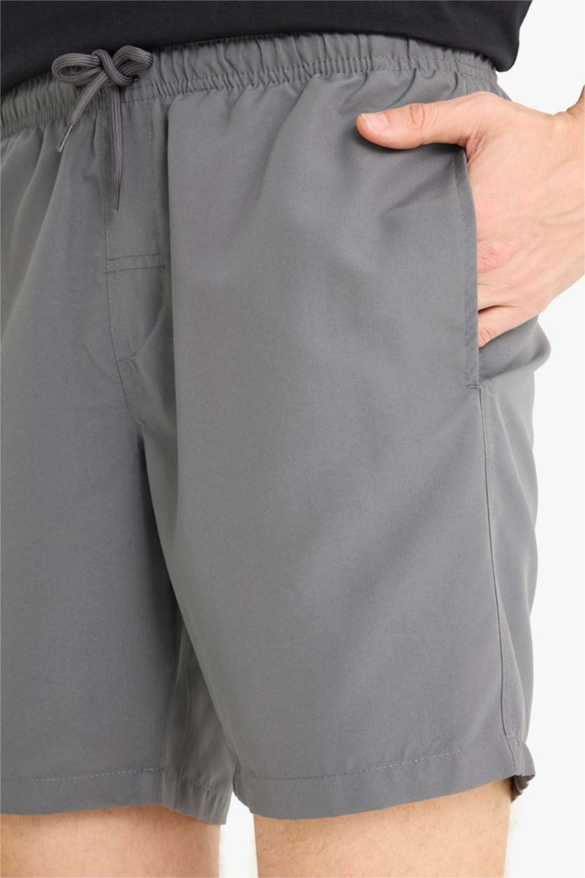Erkek Gri Regular Fit Kısa Boy Cepli File Astarlı Beli Bağcıklı Düz Hafif Kumaş Deniz Şortu