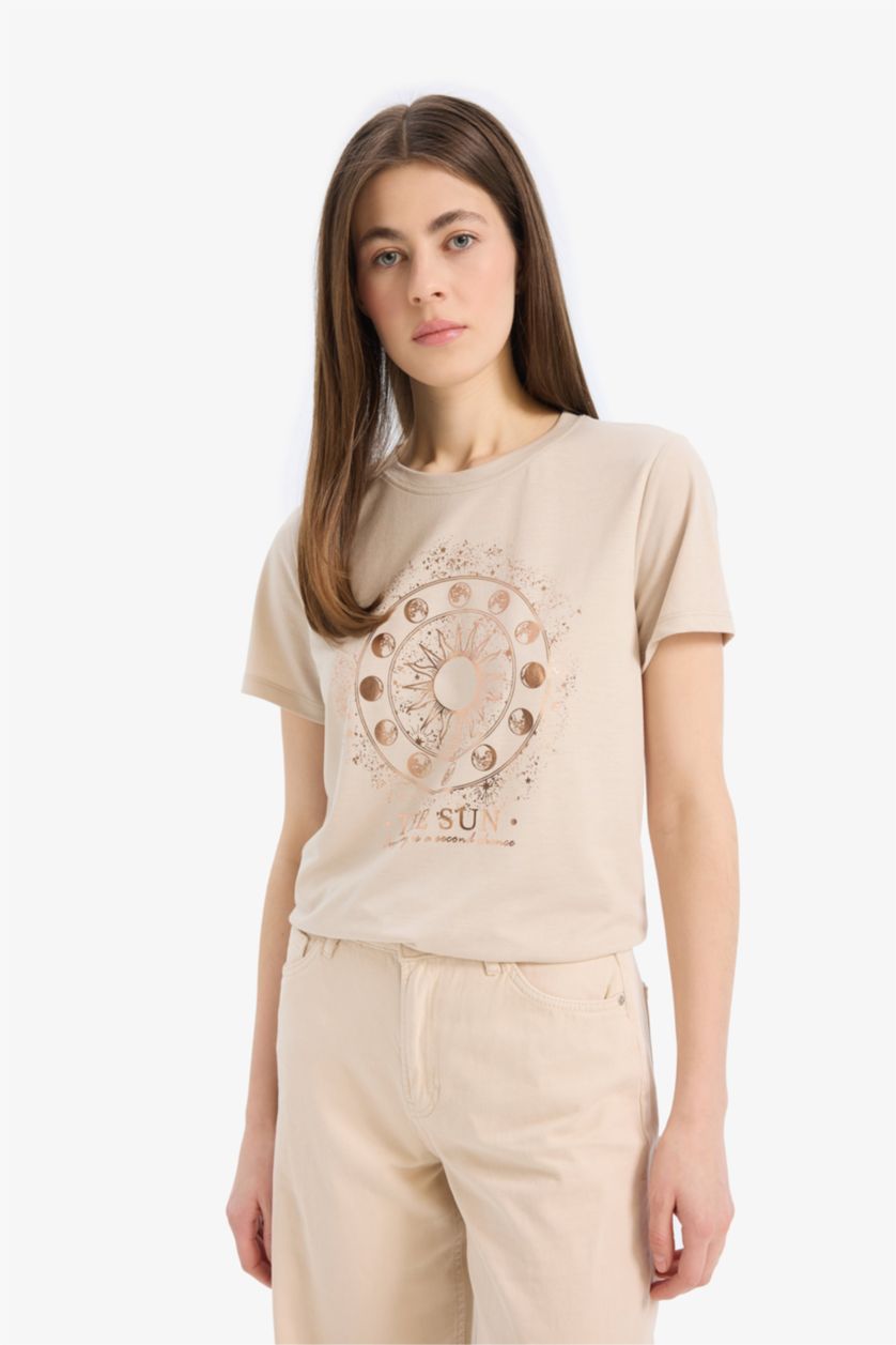 Kadın Kum Regular Fit Bisiklet Yaka Astral Baskılı Kısa Kollu Tişört