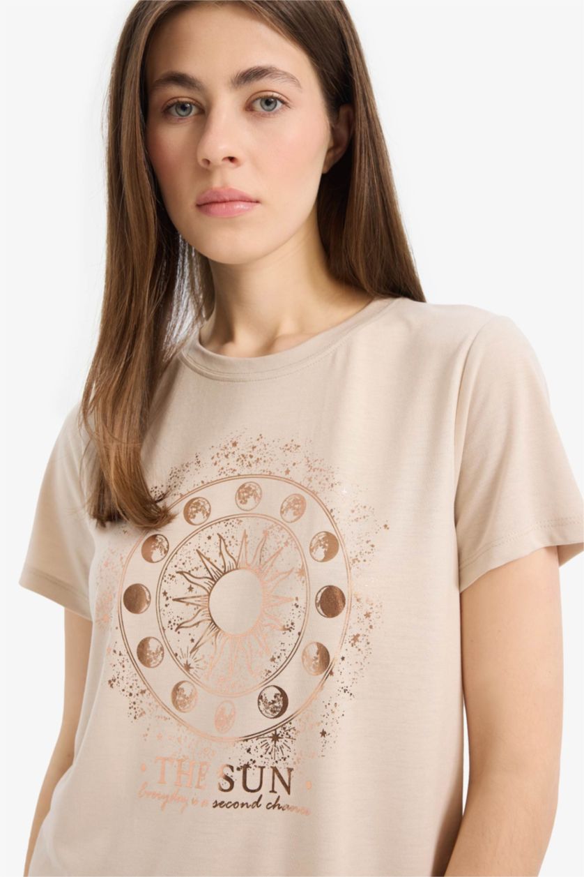 Kadın Kum Regular Fit Bisiklet Yaka Astral Baskılı Kısa Kollu Tişört