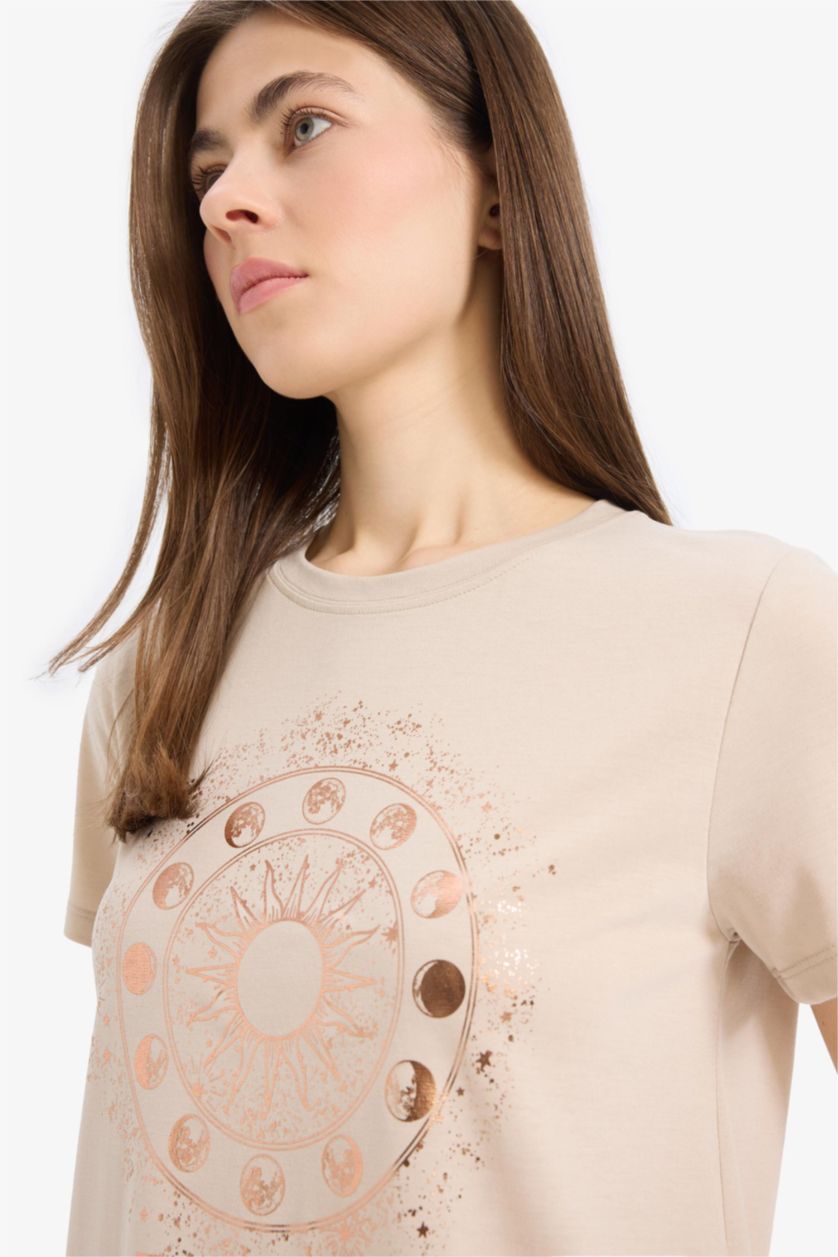 Kadın Kum Regular Fit Bisiklet Yaka Astral Baskılı Kısa Kollu Tişört