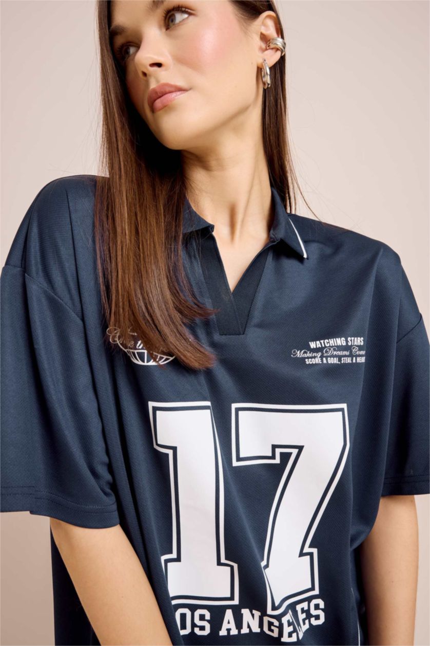Kadın Lacivert Oversize Geniş Kalıp Polo Yaka Baskılı Forma Kumaşı Kısa Kollu Tişört