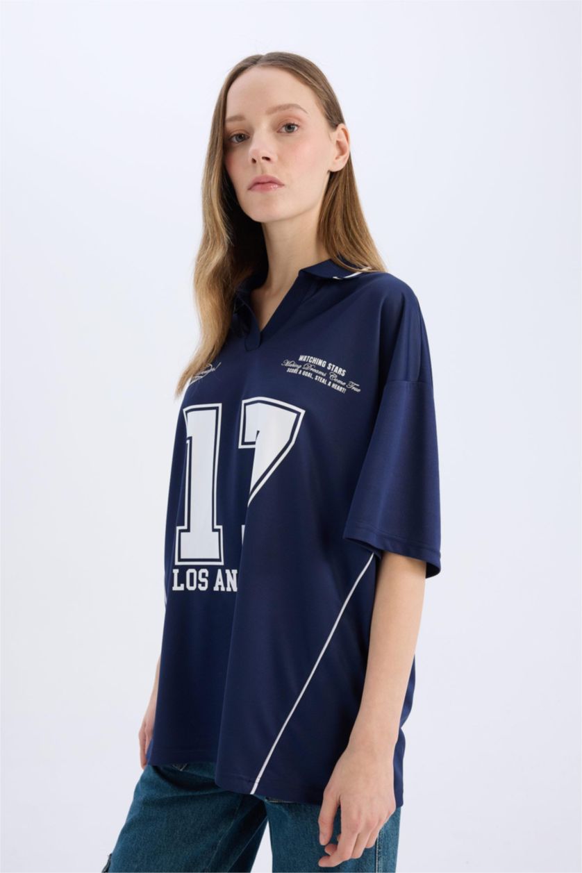 Kadın Lacivert Oversize Geniş Kalıp Polo Yaka Baskılı Forma Kumaşı Kısa Kollu Tişört